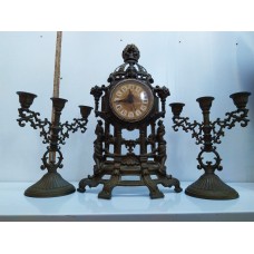 RELOJ DE SOBREMESA Y DOS CANDELABROS ANTIGUOS